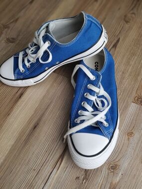 Converse Low-Top Sneakers in Bright Blue Womens 8 Mens 6 EUC
